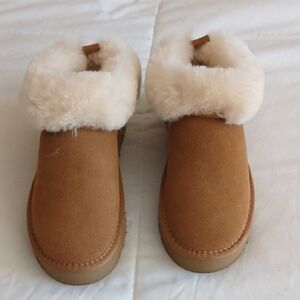 Womens NWOB UGG Cozy Tan Shearling-Lined Cloggs/Slippers Size 8